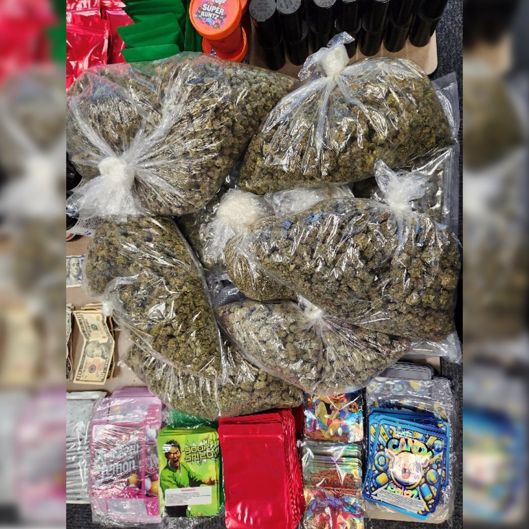 DallasPD's tweet image. Working off a tip from @TxDPS, our PNI Task Force and Southeast Patrol officers busted a drug trafficker and took drugs off the streets of Dallas: wp.me/p43x0e-ivg