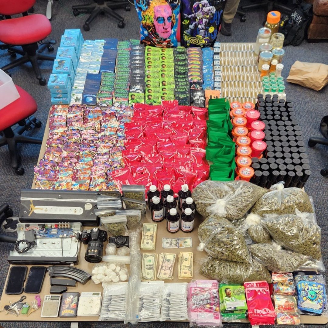 DallasPD's tweet image. Working off a tip from @TxDPS, our PNI Task Force and Southeast Patrol officers busted a drug trafficker and took drugs off the streets of Dallas: wp.me/p43x0e-ivg