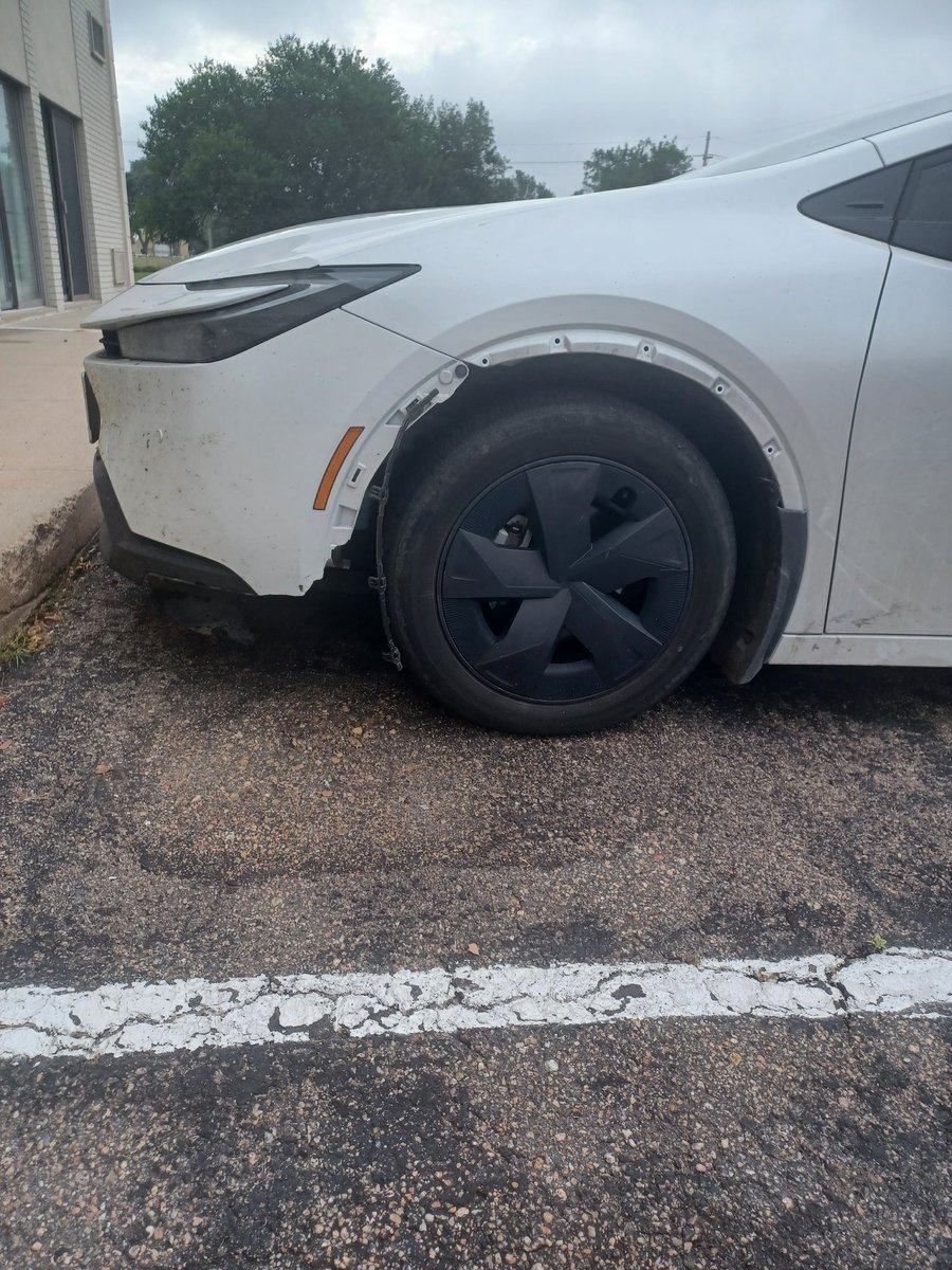 TexasPreacher's tweet image. Demolished a large fox somewhere in rural Nebraska, but he got a lick in also. Still en route to the outreach in Navajo Nation, thx for praying!
