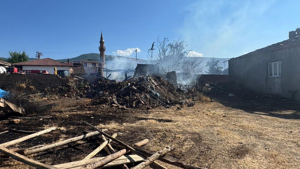 TBMM Başkanı Kurtulmuş, Fejzic ile bir araya geldi: TBMM Başkanı Numan Kurtulmuş, Karadağ İslam Birliği Başkanı Rifat Fejzic’i makamında kabul etti. Görüşmeye dair paylaşım Meclis’in sosyal medya hesabından yapıldı. dlvr.it/TM2K88