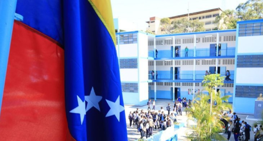 GremioDocente's tweet photo. Cambio en Nomenclatura de las Instituciones Educativas de Media.
Mi institución es ahora "Complejo Educativo" o sea, acomodar todo de nuevo.
El otro es la Circular del Llenado de títulos, nombres y apellidos con acentos, con puntos..
Y las Estampillas? por detrás 2 fondos negros https://t.co/rf1UeKePQ5