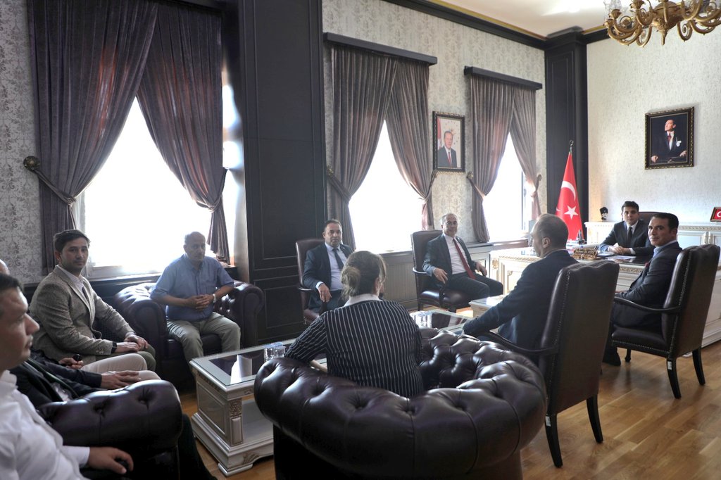 İl Müdürümüz Şahin Ertem, şube ve ilçe birim müdürlerimizle birlikte Zara Kaymakamı Sayın Mehmet Ali Atak’ beyi makamında ziyaret etti.

🤝 Gerçekleştirilen nazik ziyarette, ilçemizde yürütülen gençlik ve spor faaliyetleri üzerine iş birliği olanakları değerlendirildi.