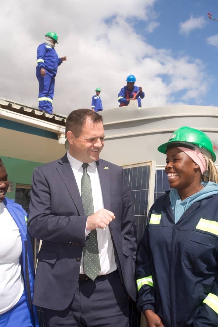 Irish_Aid's tweet image. On the first day of Minister @nealerichmond's visit to Zimbabwe, he traveled to Young Africa Training Centre in Chitungwiza, to meet @SERVE_ie
The programme funded by Irish Aid provides Technical Vocational Education & Training to young people.
Read: ireland.ie/en/irish-aid/n…