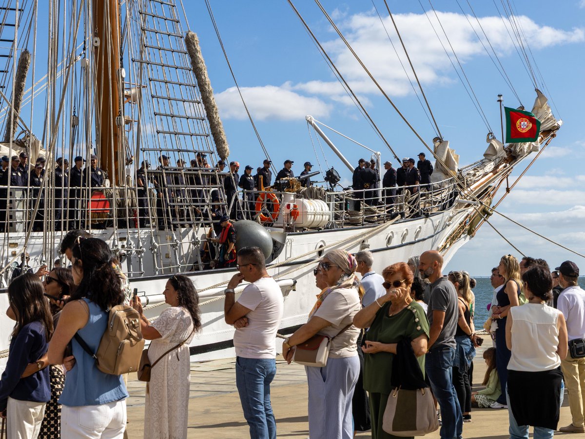 MarinhaPT's tweet image. Navio-Escola Sagres larga para Viagem de Instrução

O Navio-Escola Sagres largou esta manhã, da Base Naval de Lisboa, no Alfeite, para uma Viagem de Instrução dos cadetes da Escola Naval. 

Saiba mais em marinha.pt/pt/media-cente…

#marinhaportuguesa #nrpsagres #cadetes