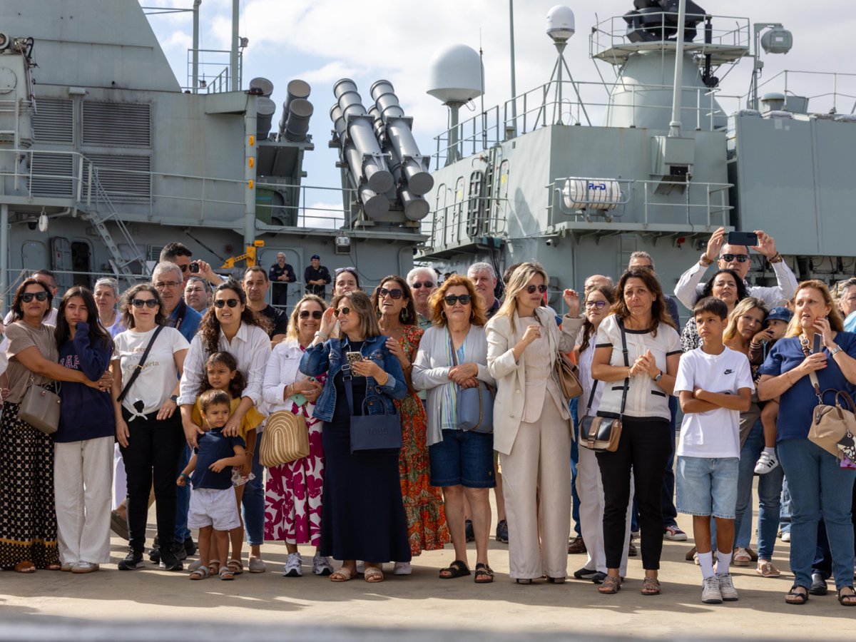 MarinhaPT's tweet image. Navio-Escola Sagres larga para Viagem de Instrução

O Navio-Escola Sagres largou esta manhã, da Base Naval de Lisboa, no Alfeite, para uma Viagem de Instrução dos cadetes da Escola Naval. 

Saiba mais em marinha.pt/pt/media-cente…

#marinhaportuguesa #nrpsagres #cadetes