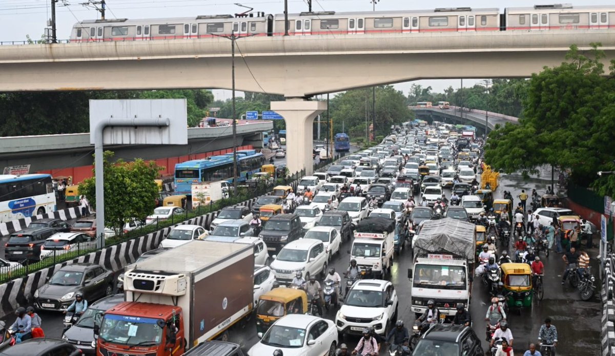 Sushil_Verma9's tweet image. Massive traffic jam during a spell of monsoon rain at ISBT in New Delhi on Monday @THNewDelhi