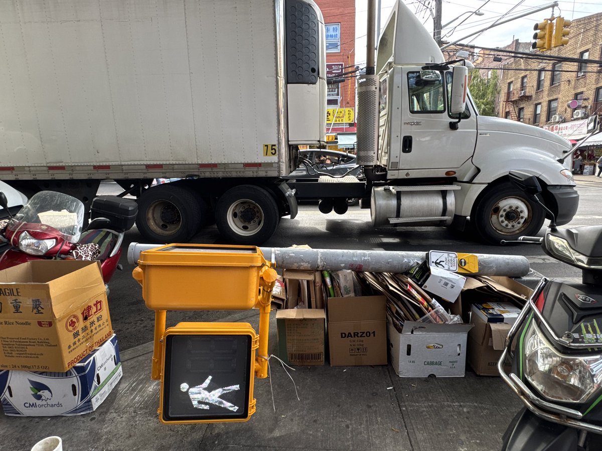 CMSusanZhuang's tweet image. 🚶🚶♀️🚶♂️We are aware of the Pedestrian Signal down at 57th street and 8th ave.
Our team has notified @nyc_dot and they’ve confirmed a work order is in.
Remember: call 311 with your neighborhood issues, and then contact my office! We’ll get it fixed 💪