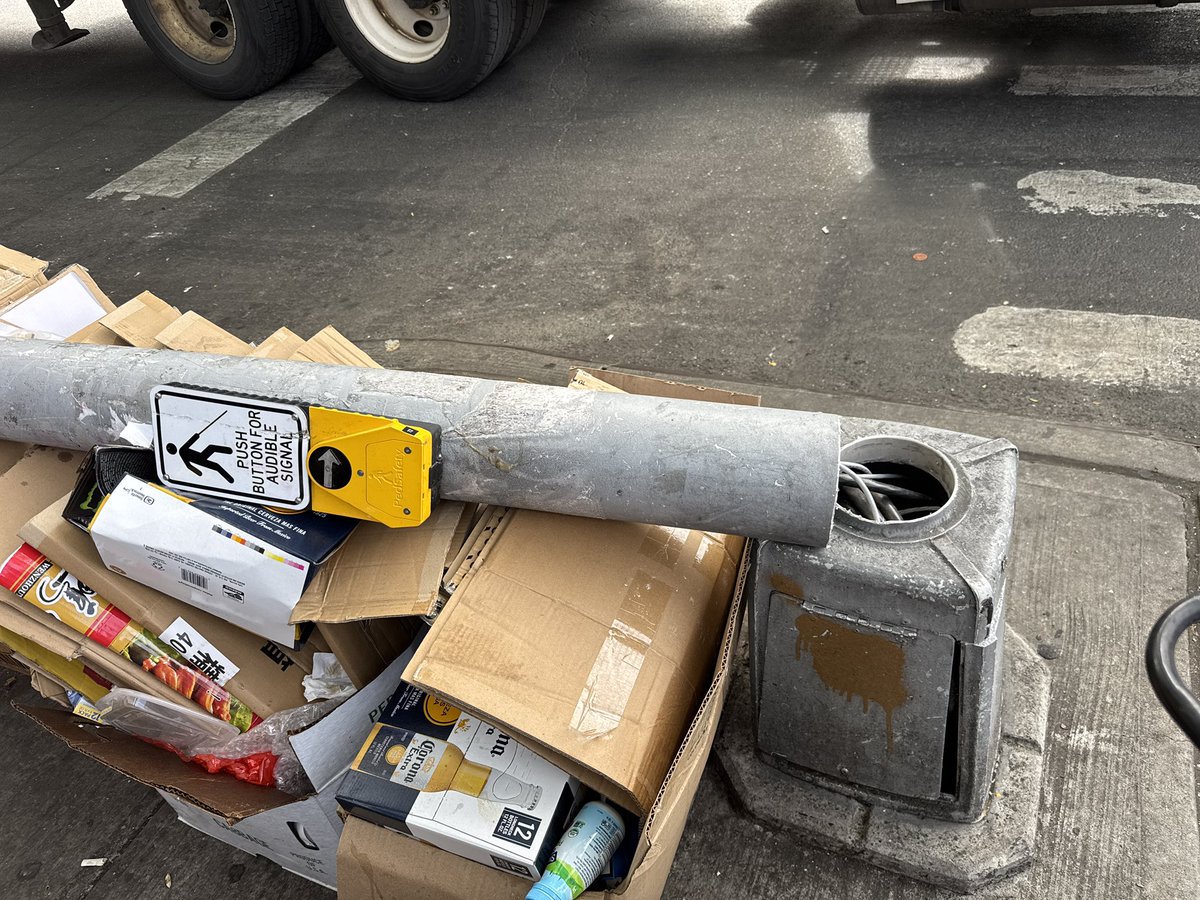 CMSusanZhuang's tweet image. 🚶🚶♀️🚶♂️We are aware of the Pedestrian Signal down at 57th street and 8th ave.
Our team has notified @nyc_dot and they’ve confirmed a work order is in.
Remember: call 311 with your neighborhood issues, and then contact my office! We’ll get it fixed 💪