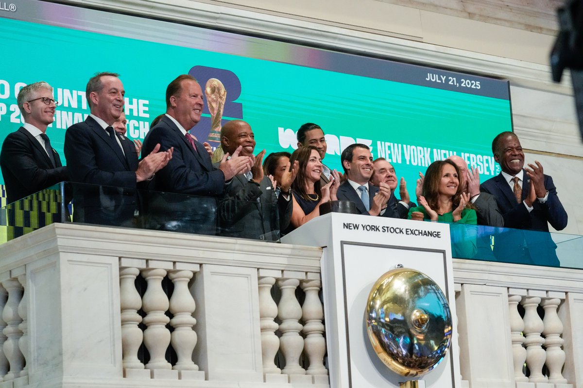 nycgob's tweet image. Esta mañana, la campana de apertura de la @NYSE sonó para celebrar un momento especial: ¡queda solo un año para la final del Mundial de la FIFA 26!
La mayor competición de fútbol llegará a Estados Unidos, México y Canadá en 2026, y culminará con la final aquí, en @FWC26NYNJ.