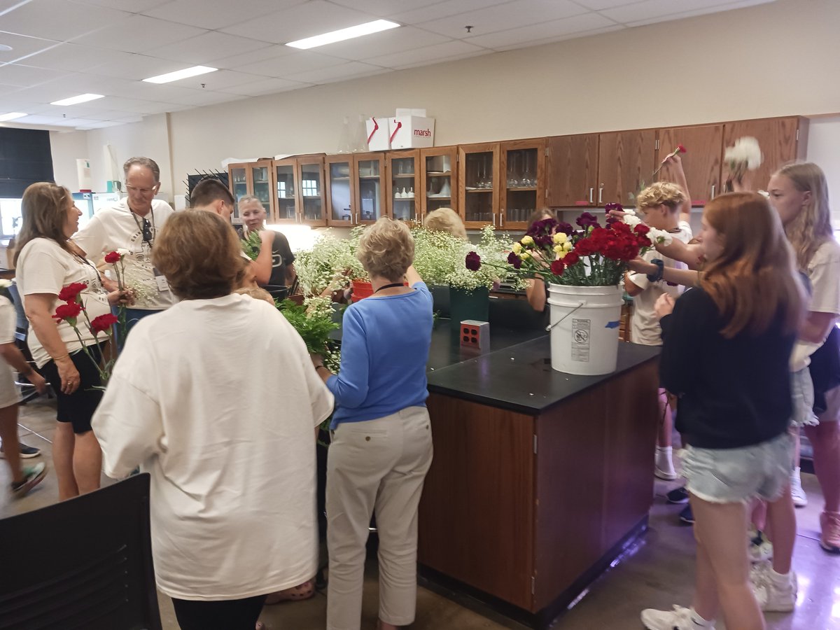 PurdueHortLA's tweet image. On July 17, we hosted a fun Grandparents University session! 35 grandparents & grandkids (ages 7–14) explored HLA careers & made bud vase floral arrangements — a sweet keepsake of their day.