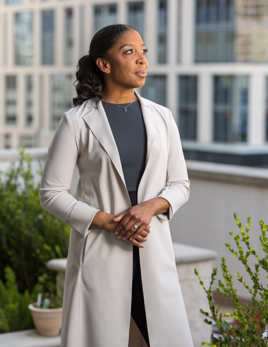 envision's tweet image. Grateful for the opportunity to photograph the wonderful Regina Jones. Highlighted in the magazine for @STCL_Houston , she was an absolute pleasure to work with. 

I think it's fair to say that when I grow up, I want be like her. Read her story here: stcl.edu/alumni-spotlig…