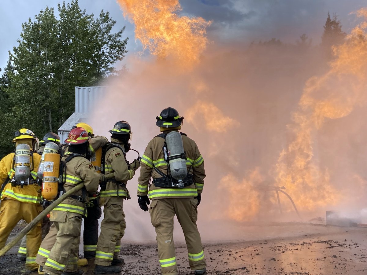Each year, ERAC holds several liquefied petroleum gas (LPG) Level 1 Operations firefighting training courses for first responders across Canada. Course participants review commonly encountered LPG emergencies, work through strategies and tactics to safely manage the situation and