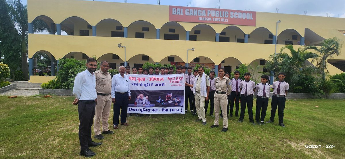 SP_Rewa's tweet image. "नशे से दूरी है जरूरी" अभियान के अंतर्गत रीवा थाना रायपुर कर्चुलियान अंतर्गत स्कूल में बच्चों को नशे से दूर रहने एवं नशे से होने वाले नुकसान के बारे में जागरूक किया गया @CMMadhyaPradesh @DGP_MP @ips_kmak @mohdept @JansamparkMP @ProjsRewa @IG_Rewa