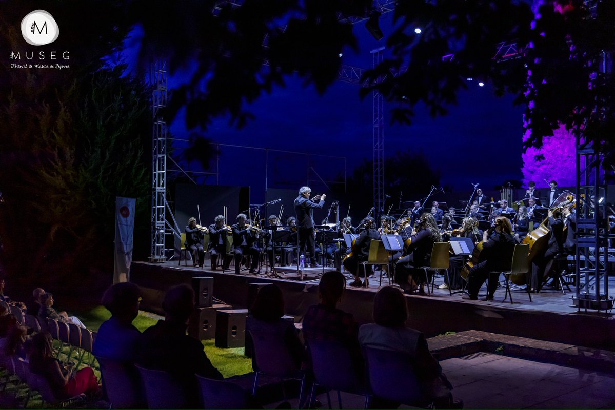 🎞️La noche de ayer culminó con la actuación de la Orquesta Sinfónica de Segovia. Un espectacular viaje por las algunas de las bandas sonoras más conocidas del cine . Desde Star Wars hasta Cinema Paradiso, las melodías más icónicas cobraron vida bajo la batuta de Geni Uñón.