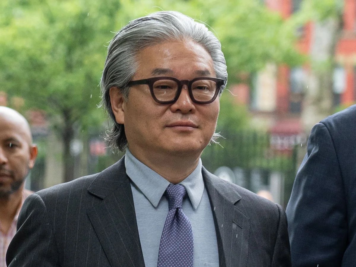 bloombergcentel's tweet image. EXCLUSIVE: Donald Trump is mulling a pardon for Bill Hwang, saying the disgraced money manager “got a little greedy with leverage, but Credit Suisse should have had tighter risk management,” according to senior White House staffers.