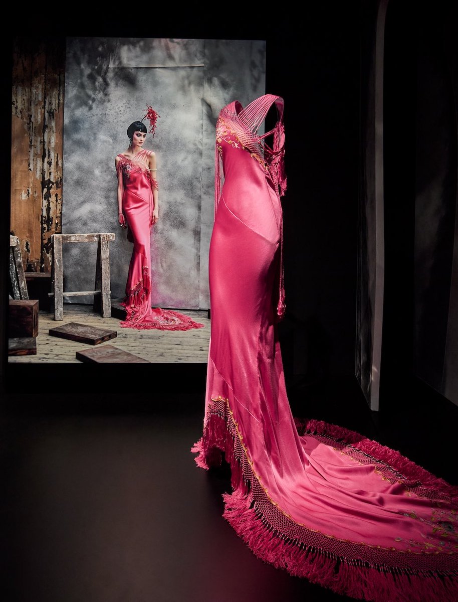 LaModeUnknown's tweet image. Absolutely jaw-dropping dress of Christian Dior by ✨John Galliano✨ Spring/Summer 1997 Couture. 🪡