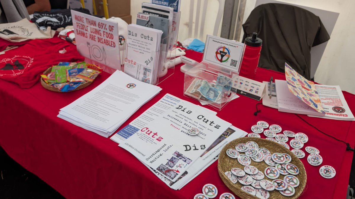 Dis_PPL_Protest's tweet image. #Tolpuddle2025
It was amazing to have the solidarity & support from @unitetheunion at this year’s @TolpuddleFest unite led the march wearing Social Security is a trade union issue with DPAC Logo also on the t shirts
Also a good pic of @EllenClifford1 with @billybragg