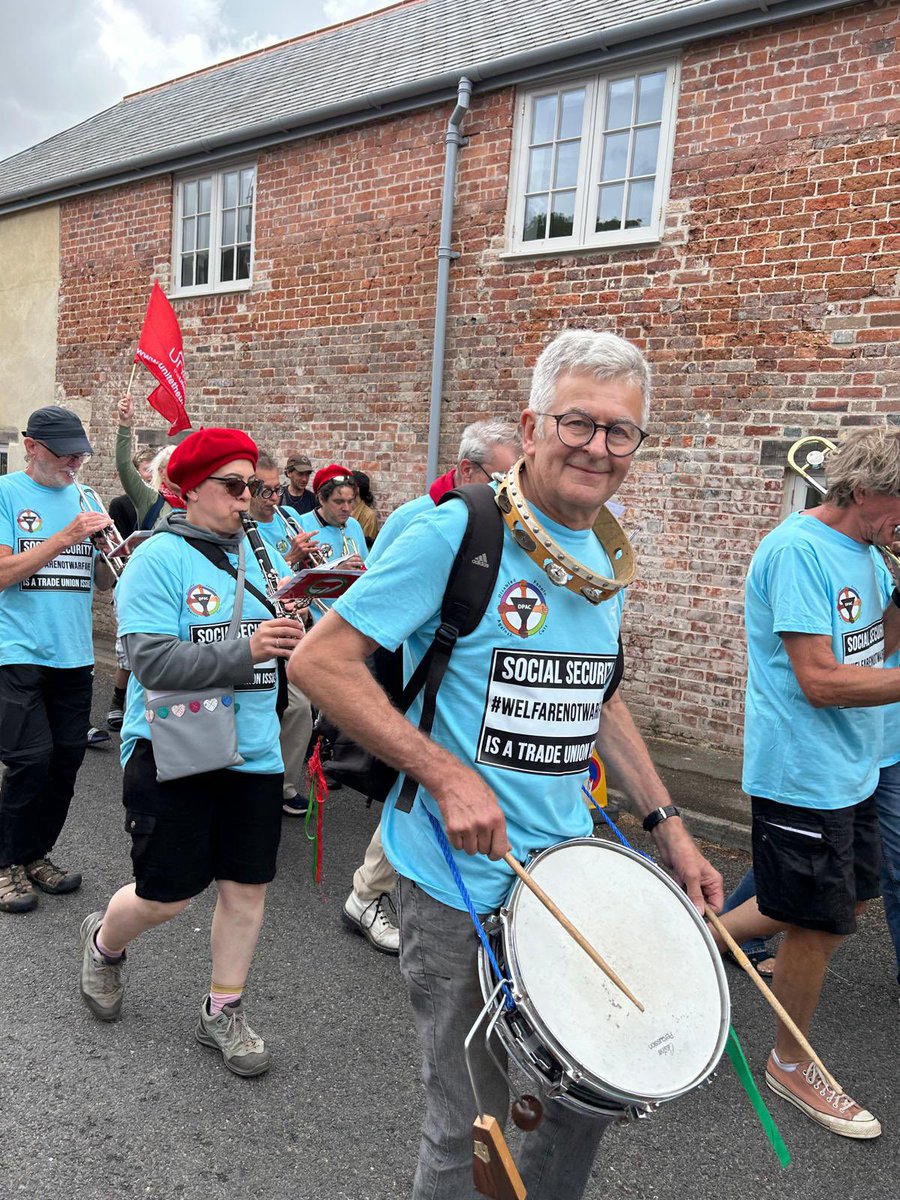 Dis_PPL_Protest's tweet image. #Tolpuddle2025
It was amazing to have the solidarity & support from @unitetheunion at this year’s @TolpuddleFest unite led the march wearing Social Security is a trade union issue with DPAC Logo also on the t shirts
Also a good pic of @EllenClifford1 with @billybragg