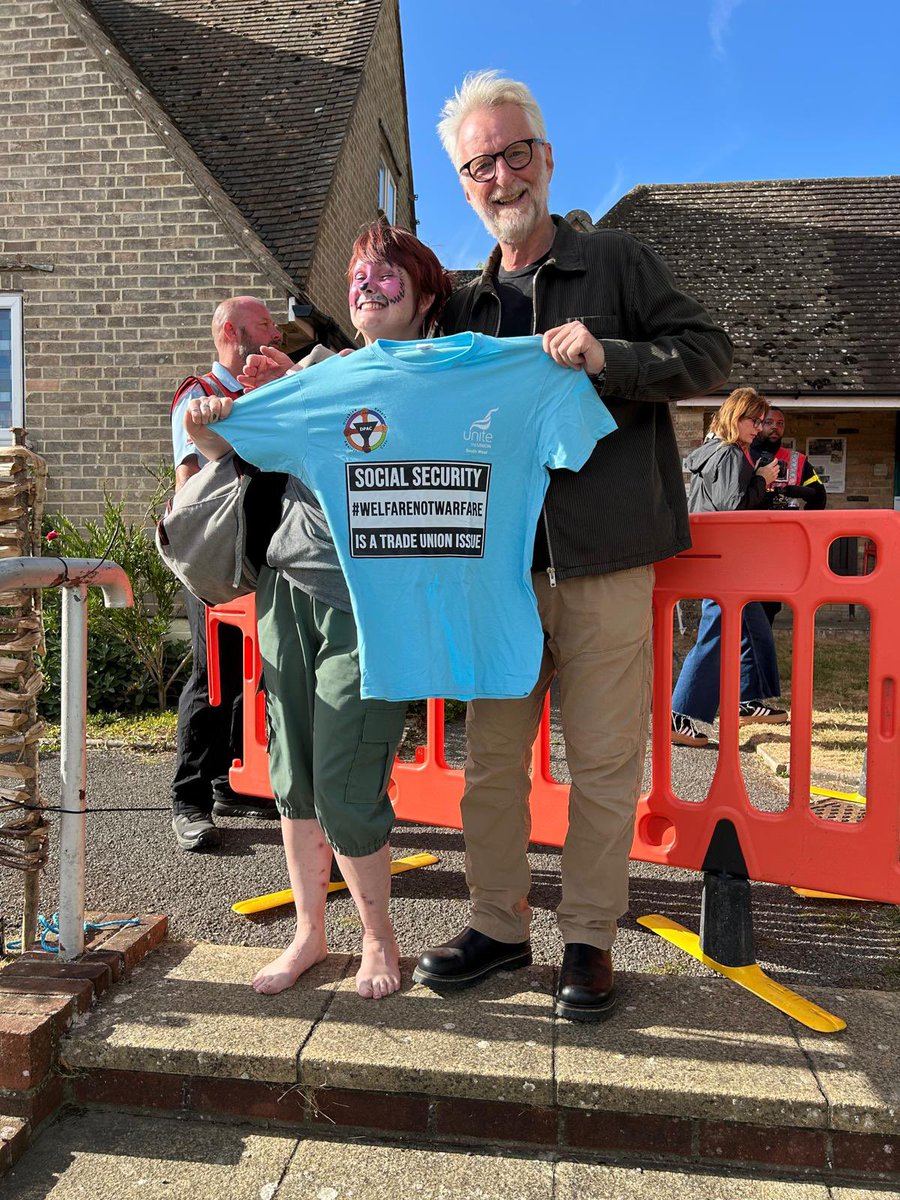 Dis_PPL_Protest's tweet image. #Tolpuddle2025
It was amazing to have the solidarity & support from @unitetheunion at this year’s @TolpuddleFest unite led the march wearing Social Security is a trade union issue with DPAC Logo also on the t shirts
Also a good pic of @EllenClifford1 with @billybragg
