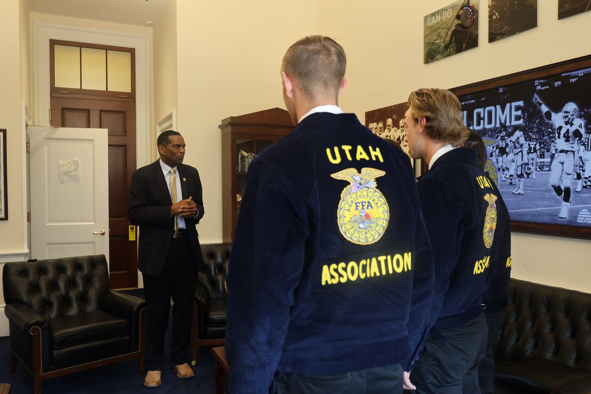RepBurgessOwens's tweet image. Great to meet with @UtahFFA student leaders during their State Officer Summit in Washington DC. These Utahns represent the best of our state - hard work, leadership, and a deep respect for agriculture and community. The future is bright!