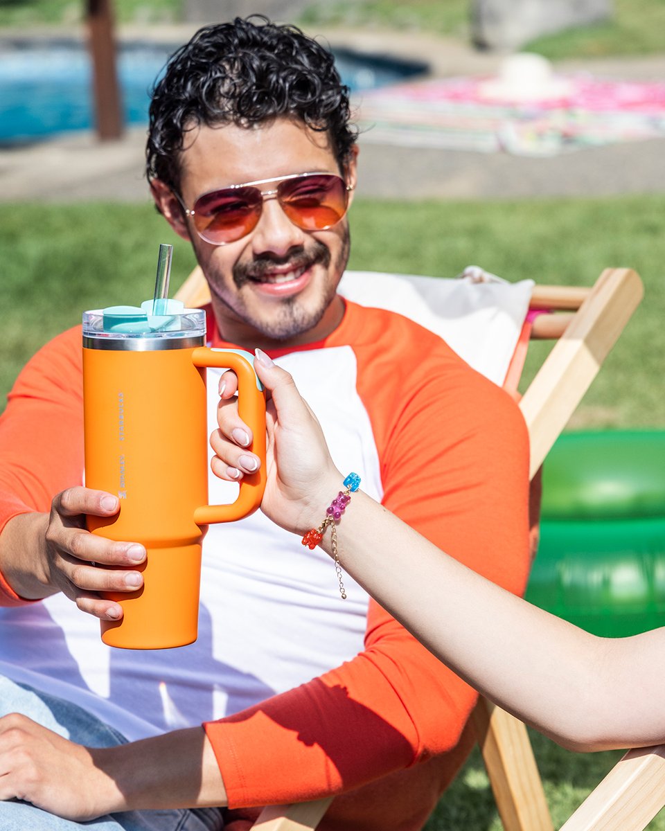 El Stanley® más cool del verano ya está aquí para ti 🧡

Miembros Gold de Starbucks Rewards: canjéenlo hoy con su cupón desde la app. 📲

¡Lleva el color del verano contigo!
Consullta aquí TyC: bit.ly/4eXJOdF