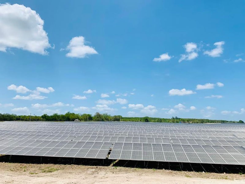 Emp_ECaribe's tweet photo. El parque solar fotovoltaico Providencia, situado en el municipio cubano de #Holguín, se encuentra operativo y aportando 21.8 megavatios (MW) al Sistema Eléctrico Nacional (SEN) tras culminar su construcción antes del plazo previsto.
#CubaEstáFirme
#edicionescaribe https://t.co/yfgZXGlT6e