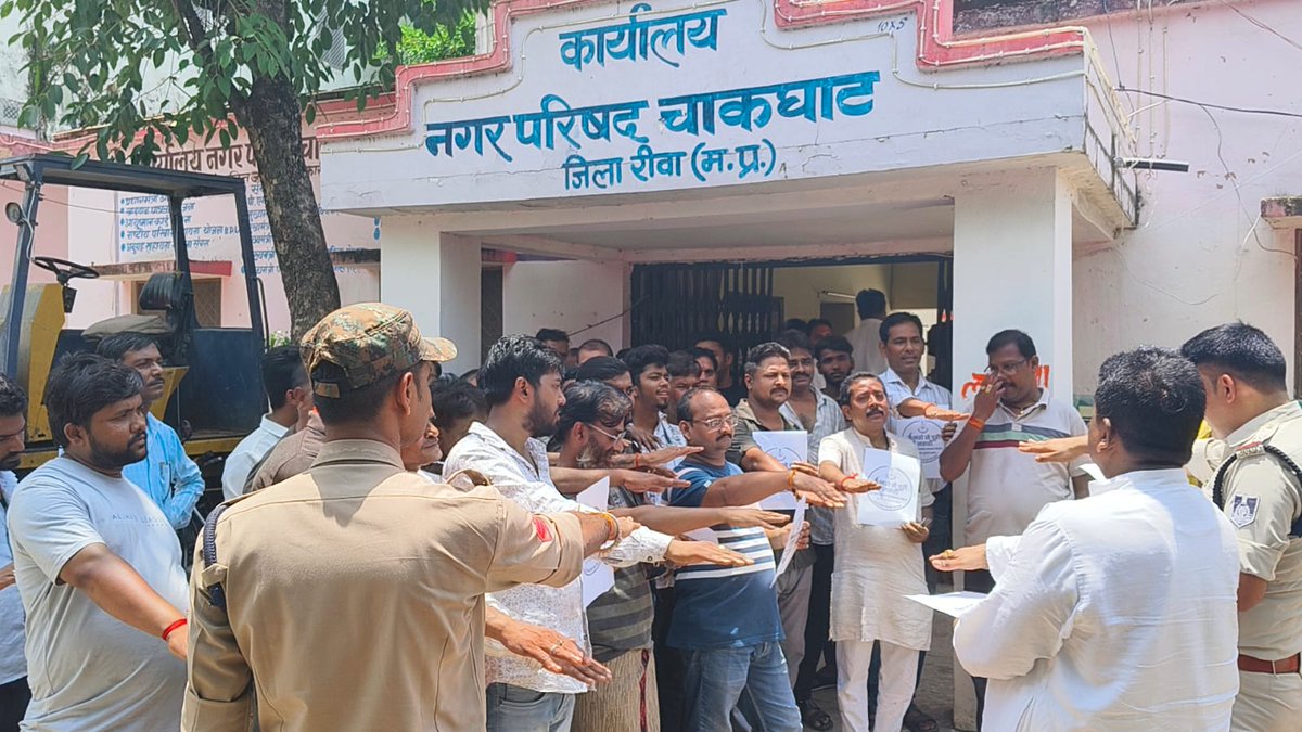 SP_Rewa's tweet image. "नशे से दूरी है जरूरी" अभियान के अंतर्गत रीवा थाना चाकघाट अंतर्गत व्यापारी वर्ग एवं आम नागरिकों को नशे से होने वाले नुकसान के बारे में बताया गया तथा नशा न करने की शपथ दिलाई गई @CMMadhyaPradesh @DGP_MP @JansamparkMP @mohdept @ProjsRewa @ips_kmak
