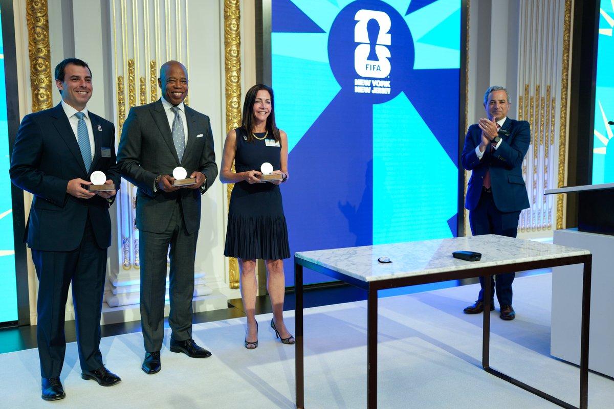 nycgob's tweet image. Esta mañana, la campana de apertura de la @NYSE sonó para celebrar un momento especial: ¡queda solo un año para la final del Mundial de la FIFA 26!
La mayor competición de fútbol llegará a Estados Unidos, México y Canadá en 2026, y culminará con la final aquí, en @FWC26NYNJ.