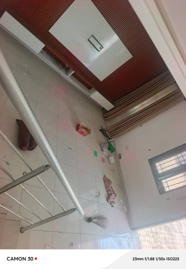 Crayjoe_'s tweet image. *AVAILABLE FOR SALE*
*DIRECT*
*CHEAPEST 3 BEDROOM WITH BQ ORCHID*
Description: 3 Bedroom duplex with bq
Price: 67m Net (move in ready)
Location: Orchid
Serviced: Yes
Consent: Governor's
24/7 power supply
DM for more pictures