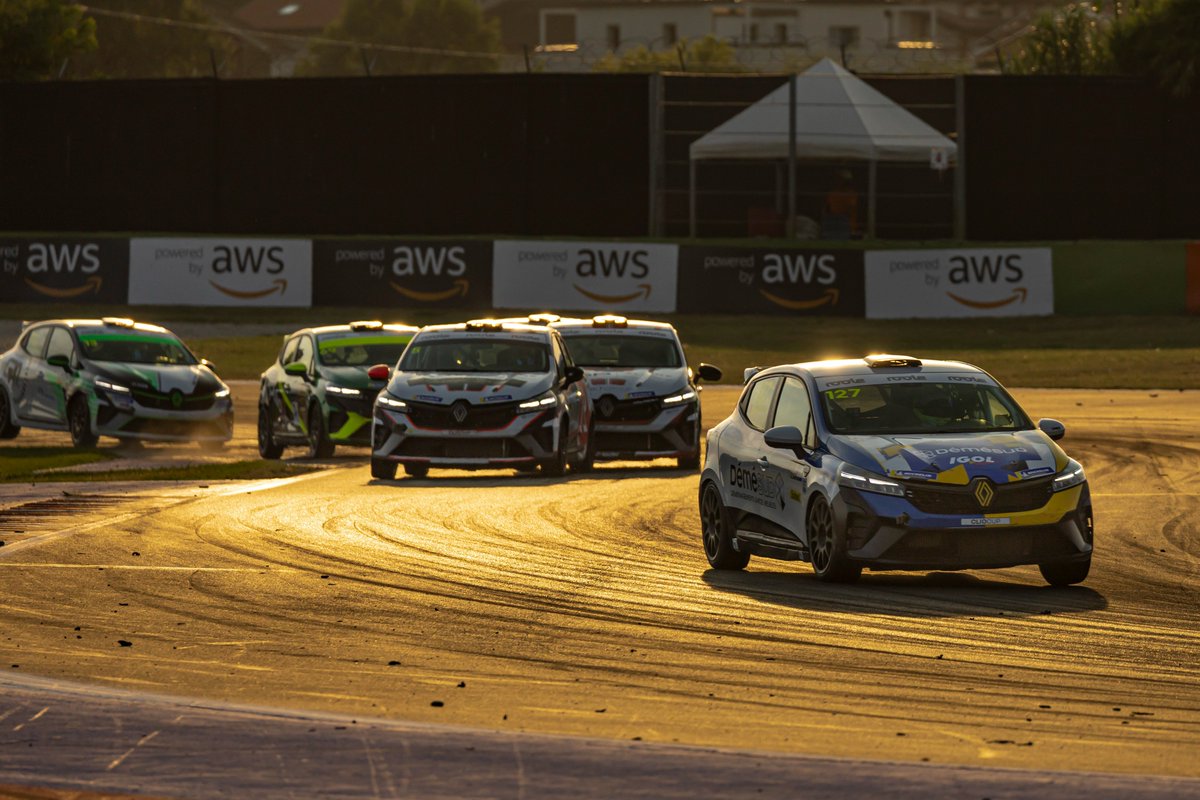🗞️ The Clio Cup Series entered the second half of the season at the Misano World Circuit Marco Simoncelli, with Gabriele Torelli and Gaël Castelli sharing the victories to close the gap on David Pouget 🔥

Full report
🇬🇧 cliocup.fr/torelli-and-ca…
🇫🇷 cliocup.fr/torelli-et-cas…