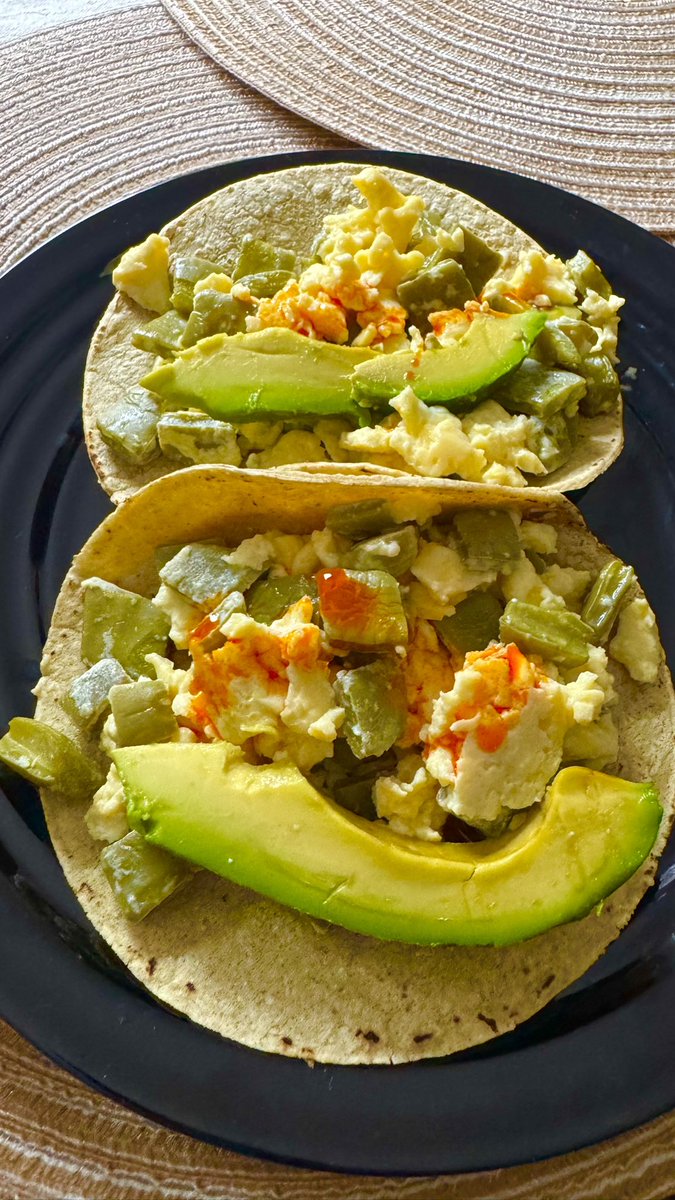 burritoconcoca's tweet photo. Buenos días podebanda y podecracks @ruleiro @eltalcha aquí ya desayunando escuchando su gran aportación musical, gracias por ponerle soundtrack a las mañanas, me ando echando unos tacos de huevo con nopal y salsa macha que sobró de las cancino. #PoderosoMeInforma https://t.co/b9ccjbZPd4