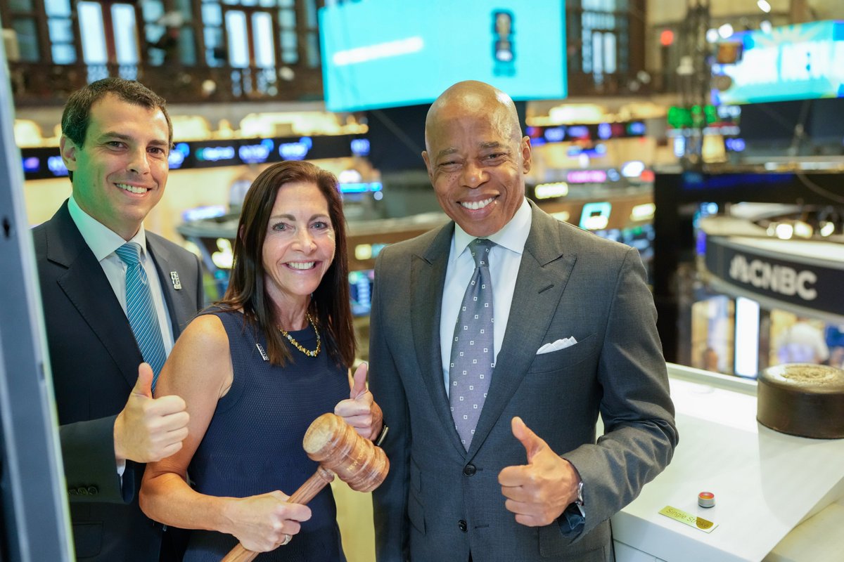 nycgob's tweet image. Esta mañana, la campana de apertura de la @NYSE sonó para celebrar un momento especial: ¡queda solo un año para la final del Mundial de la FIFA 26!
La mayor competición de fútbol llegará a Estados Unidos, México y Canadá en 2026, y culminará con la final aquí, en @FWC26NYNJ.