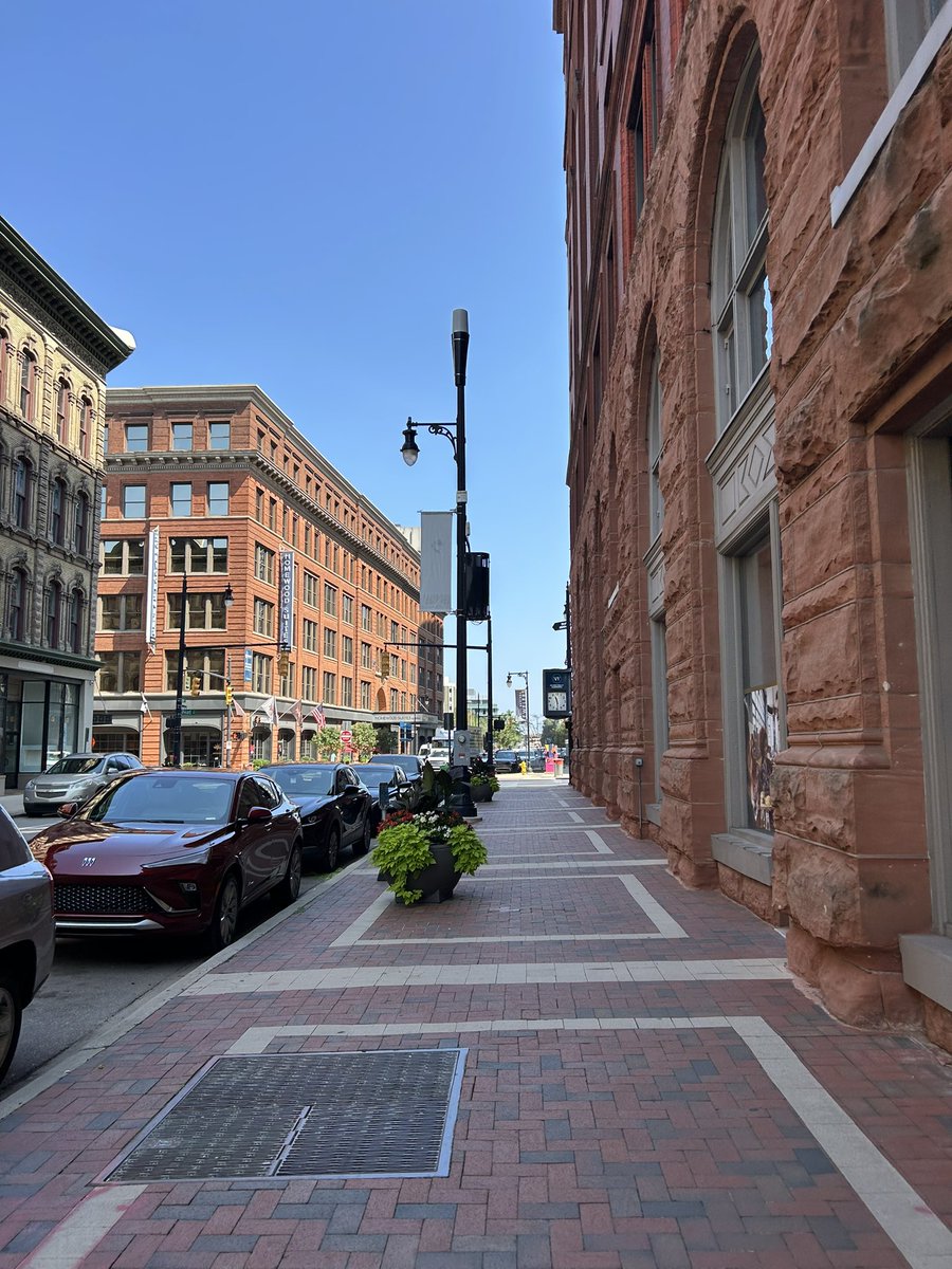 JeshuaTLauka's tweet image. Beautiful morning in the #1 City on the Rise.
#loveGrandRapids
