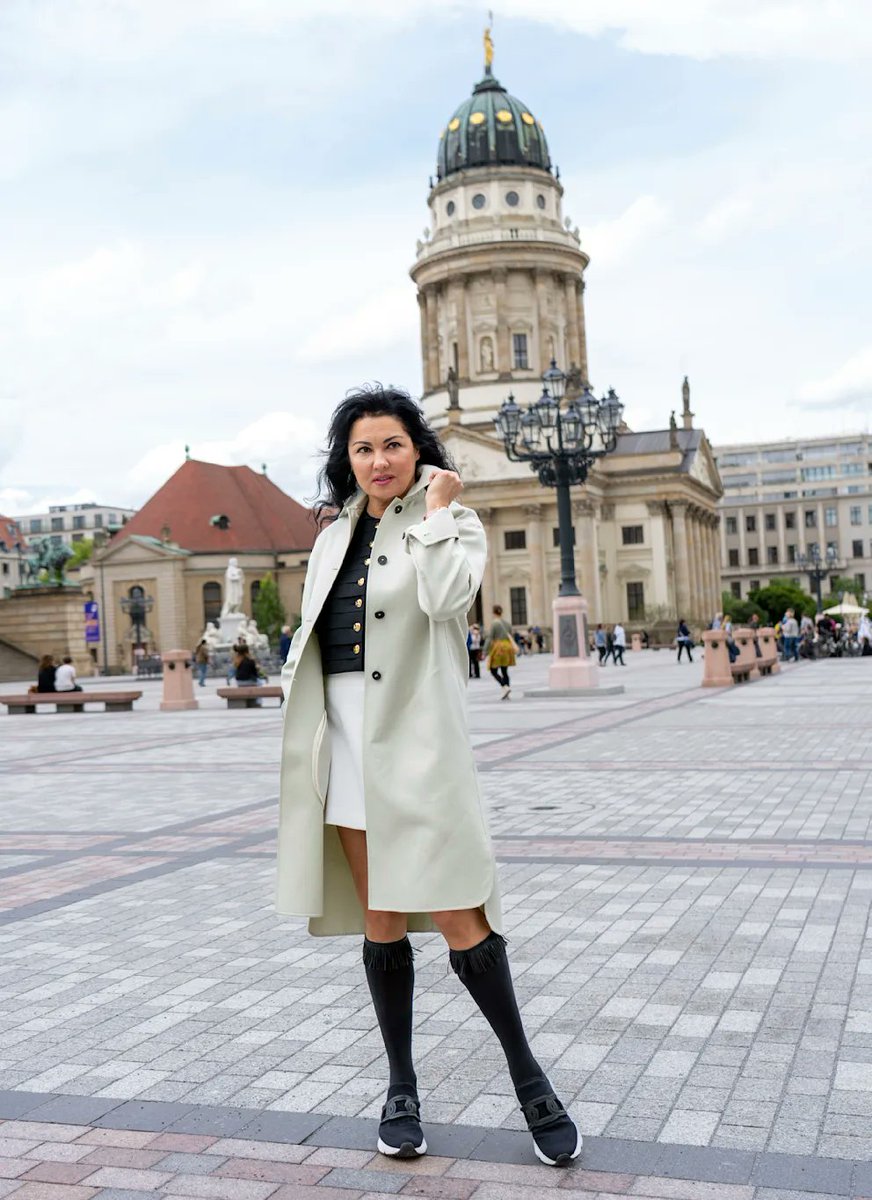lena4berger's tweet image. Netrebko-Konzert abgesagt: Der Auftritt von Putins Sopranistin heute auf dem Gendarmenmarkt fällt ins Wasser. Das Tiefdruckgebiet über Berlin zeigt damit mehr klare Kante als so manche Kulturbühne...
