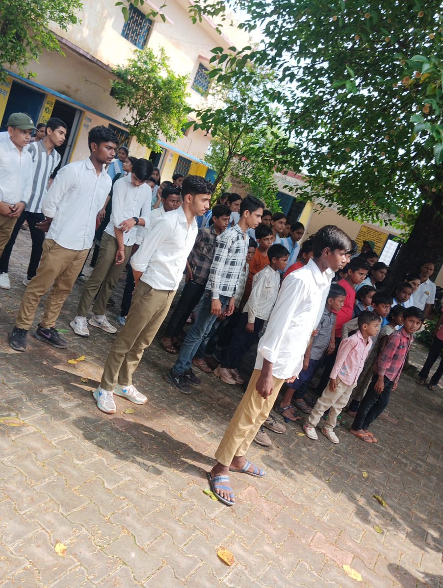 SP_Rewa's tweet image. "नशे से दूरी है जरूरी" अभियान के अंतर्गत रीवा थाना सिरमौर अंतर्गत बच्चों एवं उनके अभिभावकों को नशे से होने वाले नुकसान के बारे में बताया गया तथा नशा न करने की शपथ दिलाई गई @CMMadhyaPradesh @DGP_MP @ips_kmak @JansamparkMP @mohdept @IG_Rewa