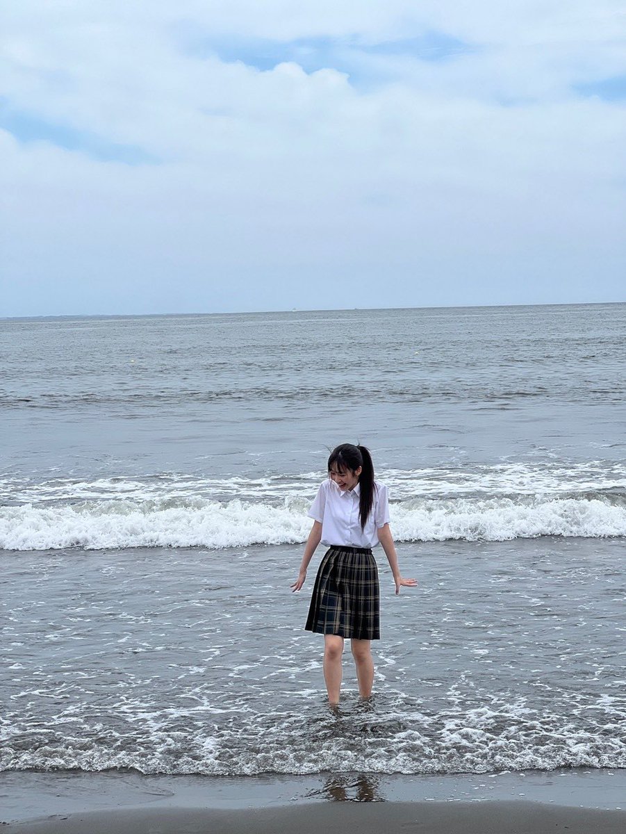 「何でこんなにぬるいんよ！」
うだるような暑さから逃れるために
ローファーと制服の靴下を脱ぎ捨てて
瀬戸内海へと飛び込んだのに、
純葉は水温の高さにご立腹。
『そんなん言うてもどうしようもないやろ』
僕の心の熱が海を温めているのだから。
#写楽短
#大短