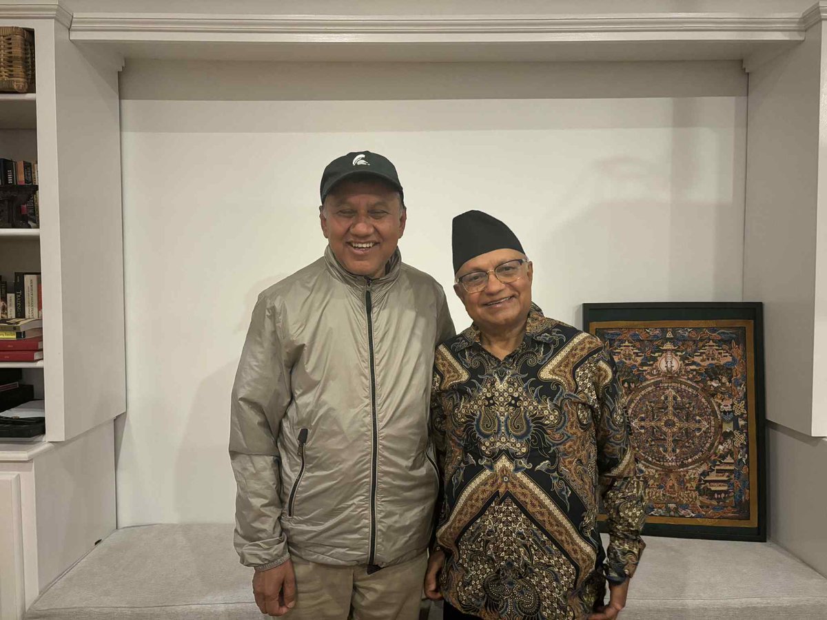 ruru_krishna's tweet image. It’s always a pleasure to have @KulCGautam with you in conversation. यसपटक चाहिं उहां अहिले बस्नुभएको शहर लस एन्जेलसमै भेट जुर्यो।यो सुखद संयोग एउटा पारिवारिक भेटघाटले मिलाइदियो ।
उच्च पदमा पुगेर पनि यत्तिका शालीन र मृदुभाषी व्यक्ति कमै भेटिन्छन् ।
विद्या ददाति विनयम्!