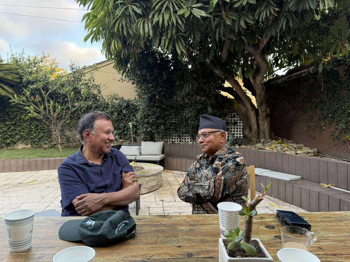 ruru_krishna's tweet image. It’s always a pleasure to have @KulCGautam with you in conversation. यसपटक चाहिं उहां अहिले बस्नुभएको शहर लस एन्जेलसमै भेट जुर्यो।यो सुखद संयोग एउटा पारिवारिक भेटघाटले मिलाइदियो ।
उच्च पदमा पुगेर पनि यत्तिका शालीन र मृदुभाषी व्यक्ति कमै भेटिन्छन् ।
विद्या ददाति विनयम्!