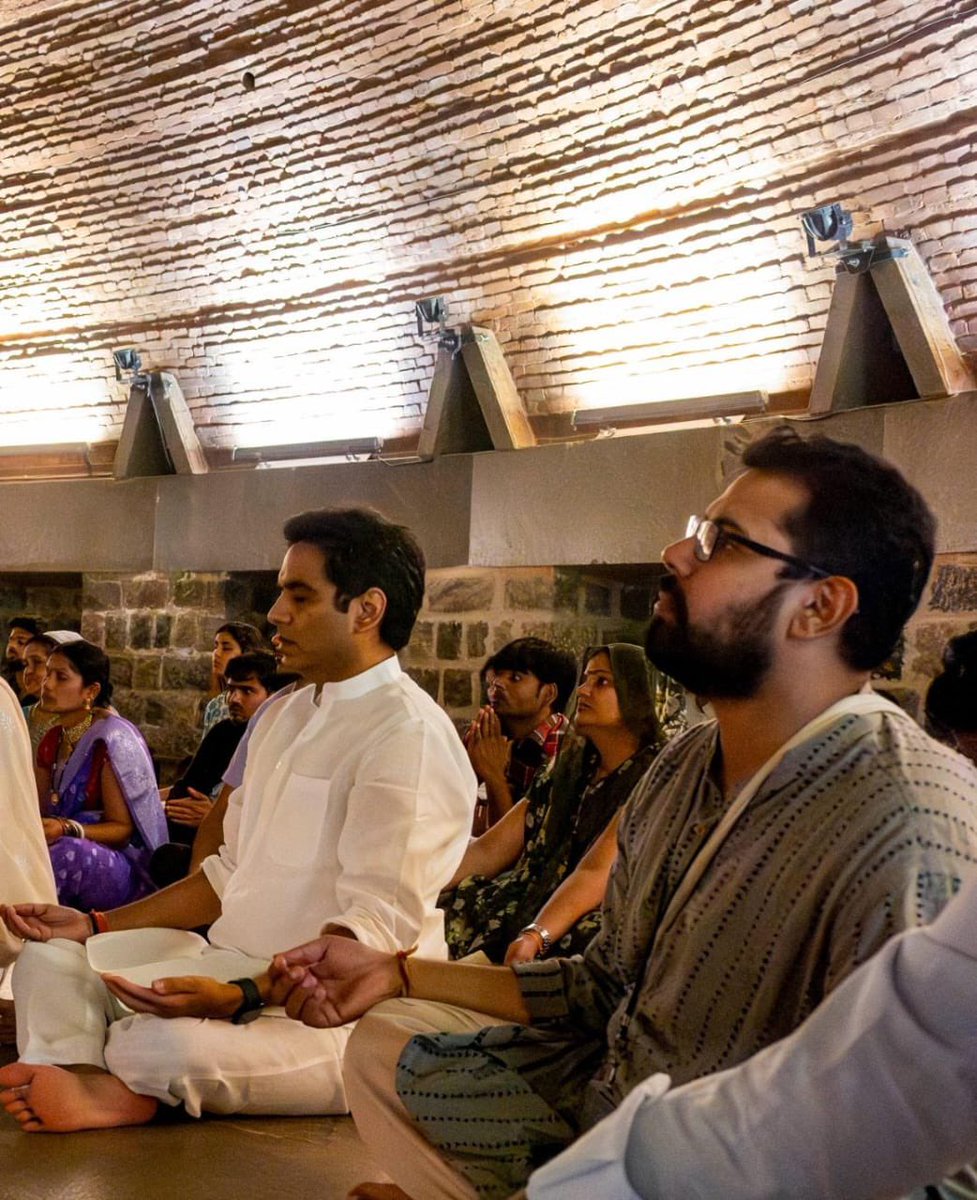 आज सावन के पवित्र सोमवार को कोयंबटूर में स्थित दिव्य आदियोगी के दर्शन का सौभाग्य प्राप्त हुआ। इस अलौकिक प्रतिमा के समक्ष खड़े होकर एक अद्भुत ऊर्जा और आत्मिक शांति की अनुभूति हुई। 

भारतीय आध्यात्मिक परंपरा की गहराई और योग की महानता को समर्पित यह स्थल हर भारतीय के लिए गर्व का विषय