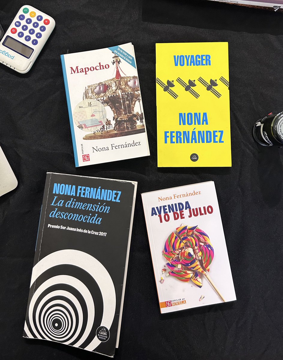 En esta librería queremos y admiramos mucho a <a href="/NonaFernandez/">Nona Fernandez</a> 💓 recientemente leímos en nuestro club «La dimensión desconocida». Una novela dividida en cuatro zonas que explora las dimensiones del pasado chileno. 

Compartimos otros libros para seguir leyendo a Nona.🧵