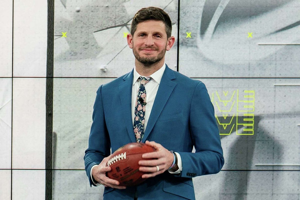 TheEagleTimes_'s tweet image. “He sits at 1”
Dan Orlovsky believes Jalen Hurts is the best QB in the NFL 👀