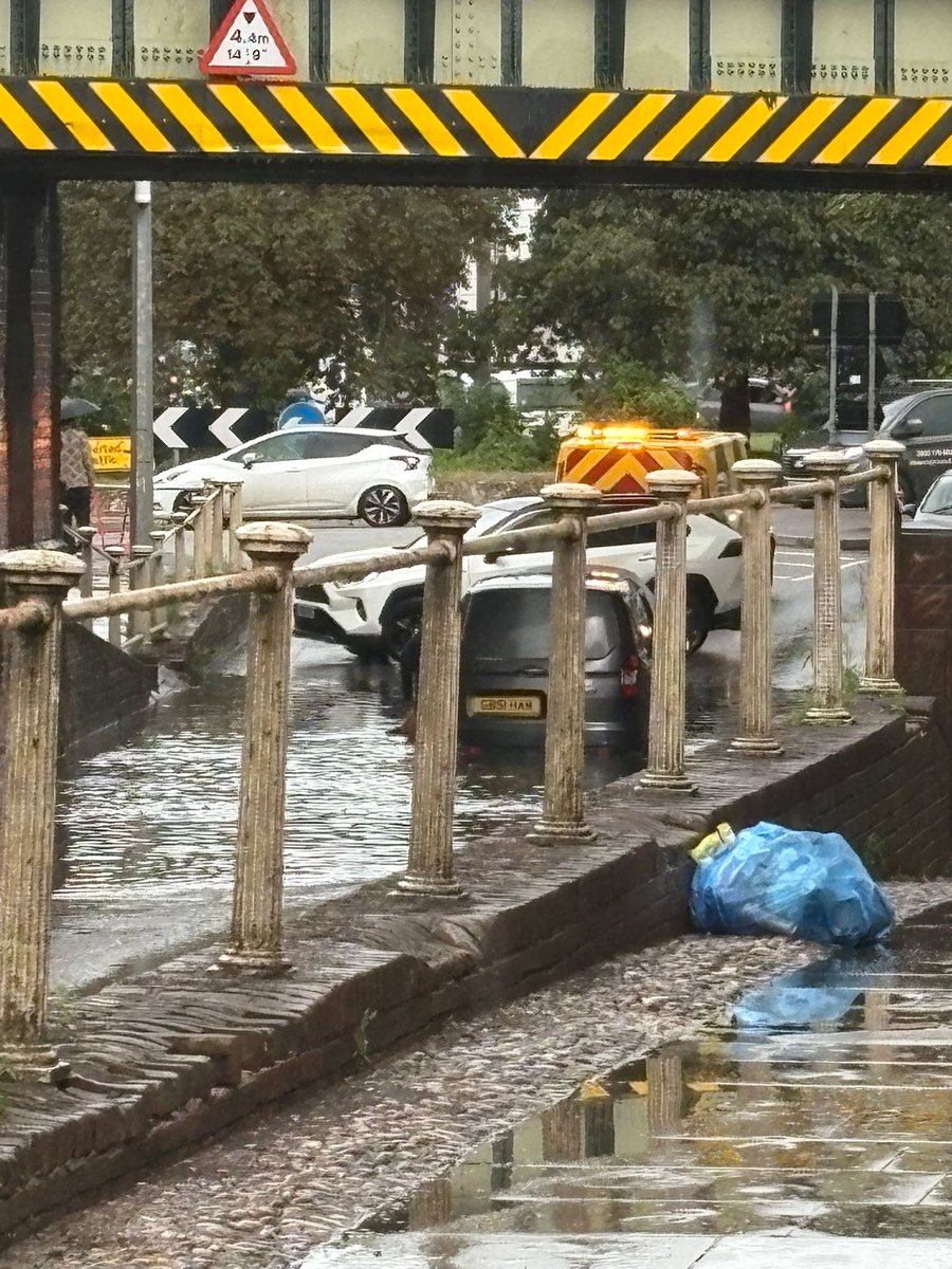 A van stuck in the floods this afternoon...
📸: Kelly Butler
Full story: kentonline.co.uk/herne-bay/news…