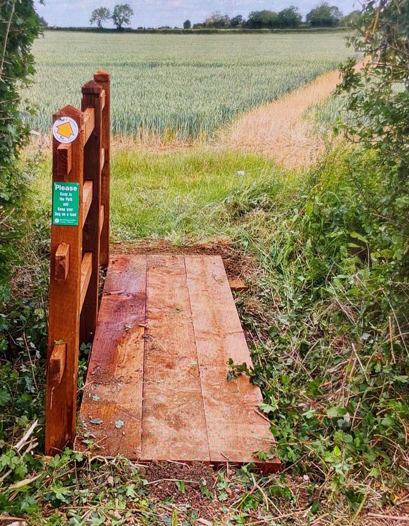 NNCHighways's tweet photo. 🚧 We’ve recently improved access on the Grafton Underwood public footpath by replacing this wooden sleeper bridge which now has 3 sleepers making it wider and more accessible.
🌿 Keeping our countryside routes open!
#NorthNorthants #PublicFootpath #GraftonUnderwood https://t.co/lnM5kJcwHO