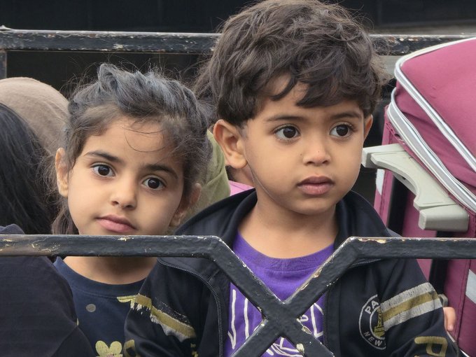RRebel70's tweet image. Those two innocent children, who resembled radiant angelic beings, were held captive by child-killers — the Hijri militia — used as human shields and hostages... What kind of humanity is this?
#AlHijriGangsKillChildren #Sweida #SaveSweidaBedouins