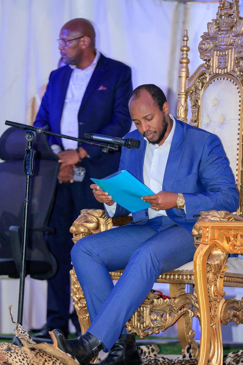 Sitting before His Majesty King Oyo at the Tooro Youth Conference reminded me:

Leadership is a calling. 

A calling that came to us all in some form, what differs is the grooming for great leadership. 

#TooroYouthConference #Leadership #YouthVoices #HealthForGenerations