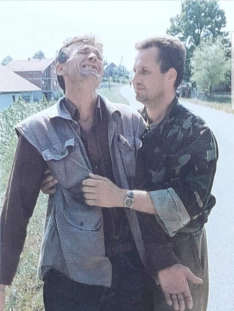 ramobunic's tweet image. agresorska operacija "spaljena zemlja"
tuga i bol do neba.
21.07.'95. godine.
trenutak kada Rifet Lulić saznaje da su mu od agresorske granate poginuli supruga Mina (1964)
sinovi Rifet (1979) i Haris (1992).