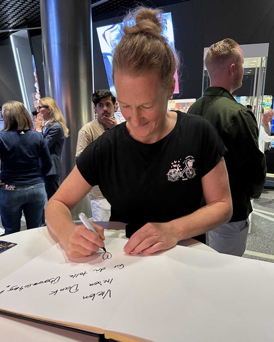 Melanie Behringer hasn’t forgotten how to lift the trophy in style ❤️ 

A 2007 World Champion with Germany, the former midfielder added her golden pin to our iconic Wall of Champions during her visit to the FIFA Museum. Melanie, now coaching the Germany U-19 women's national