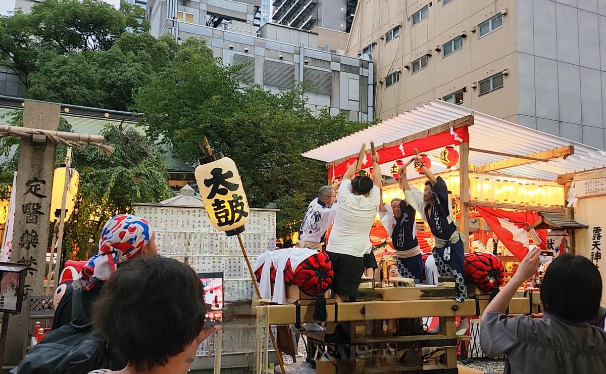 applengel's tweet photo. 少年期の反復学習とはすごいもので。無意識に伸び上がりに合わせて靴の中でかかとを浮かせていた、ワタクシ元打ち子なのでした🌻
※所属していたのは別地域の太鼓です
※2 こどもと間違われ危うくこども料金で金魚すくいするところでした大人料金を払いました https://t.co/W22hBsBCCg
