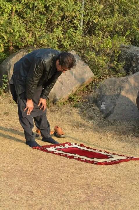 میں تحریک انصاف کی لیڈرشپ کی سیاست پر کوئی بات نہیں کروں گی میری زندگی کا مقصد خان کی رہائی ہے۔
باقی سارے وڑیں پانڈے میں 🖐️
کئی سیاست سے نابلد لوگوں نے سینٹ کے الیکشن میں سیدھا خان اور اس کی بہنوں کو ہی قصوروار قرار دے دیا یہ سوچے سمجھے بغیر کہ جب ساری پارٹی ہی خرید لی گئی ہو تو