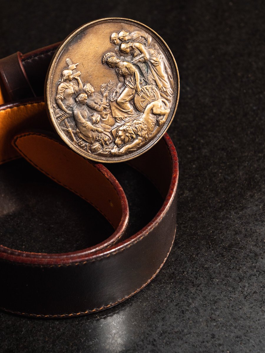 flyingmonk_lg's tweet image. Two layers of a soft @HorweenLeather cowhide, dyed and waxed by hand, and stitched onto this incredible vintage buckle. The buckle depicts Britannia receiving gifts from industry, agriculture, science, & the arts.
98% Made in America--all but the glue 😁